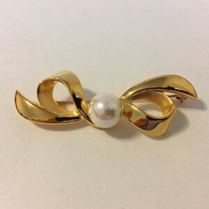 Bow Lapel Pin Brooch White Faux Pearl Gold Tone Textured Smooth Metal Vintage